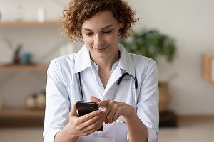 A healthcare provider consulting remotely using Telehealth consulting software