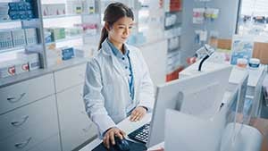Pharmacist receiving prescription electronically