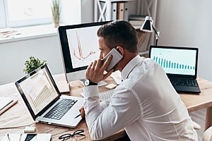 a business owner on the phone with a team of executive advisors to inquire about change management