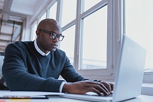an employee who is dealing with a cyber threat on his work laptop