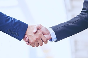 an it strategy consultant shaking hands with a business owner