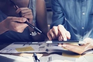 employee getting it strategy training from a mentor